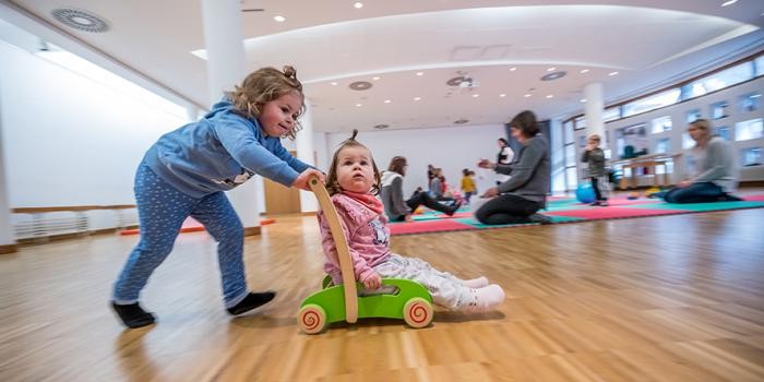 Spielende Kinder im Familientreff