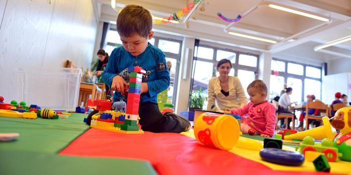 Spielende Kinder im Familientreff