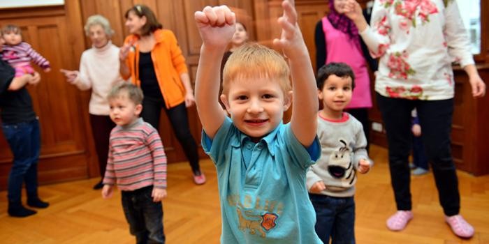 Spielende Kinder im Familientreff