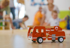 Spielzeug-Feuerwehrauto (Foto: Bildmanufaktur) Spielzeug-Feuerwehrauto